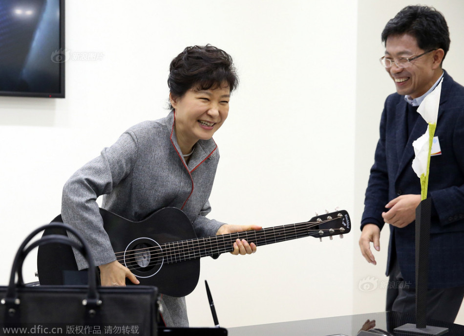 樸槿惠與學生交流 彈吉他多才多藝